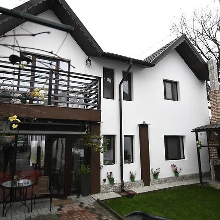 Upstairs Residence ทาร์กู จิอู ภายนอก รูปภาพ