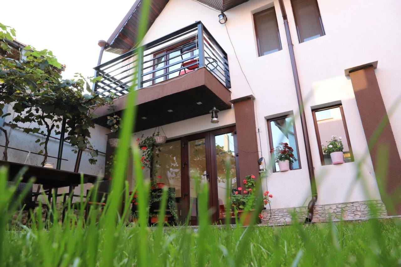 Upstairs Residence ทาร์กู จิอู ภายนอก รูปภาพ