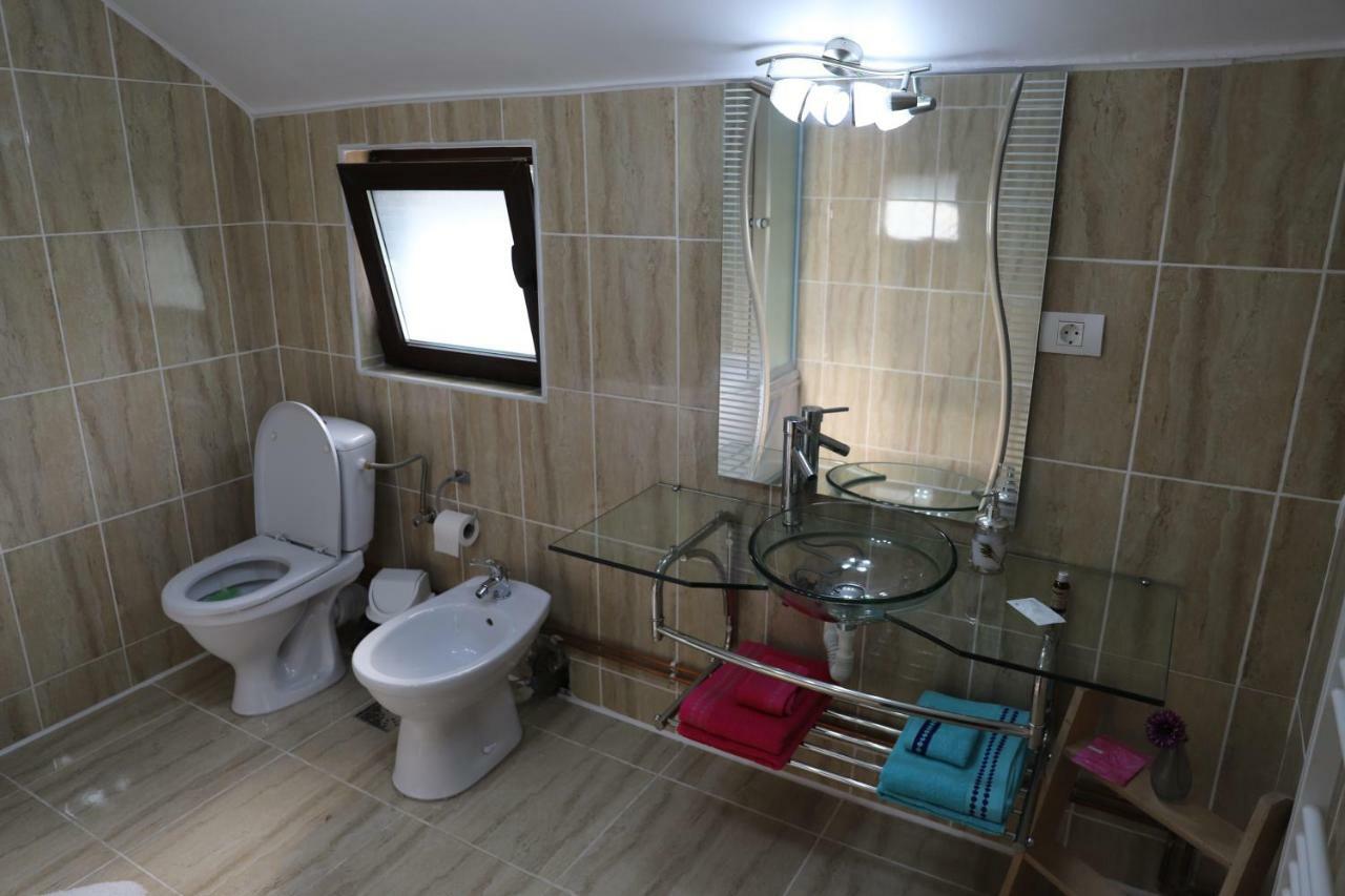 Upstairs Residence ทาร์กู จิอู ภายนอก รูปภาพ