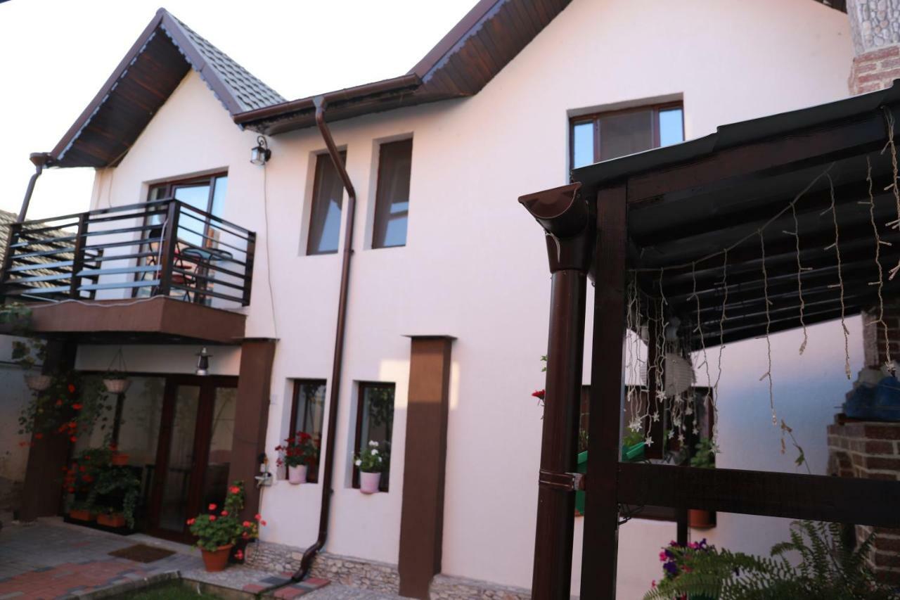 Upstairs Residence ทาร์กู จิอู ภายนอก รูปภาพ