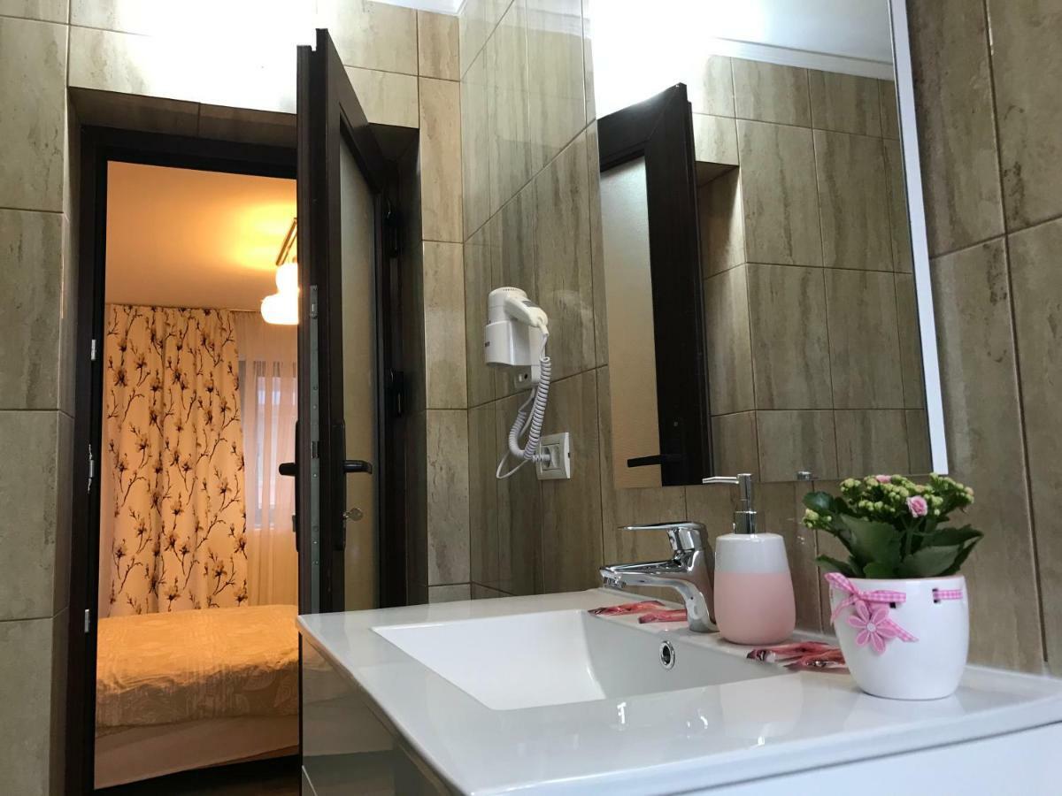 Upstairs Residence ทาร์กู จิอู ภายนอก รูปภาพ