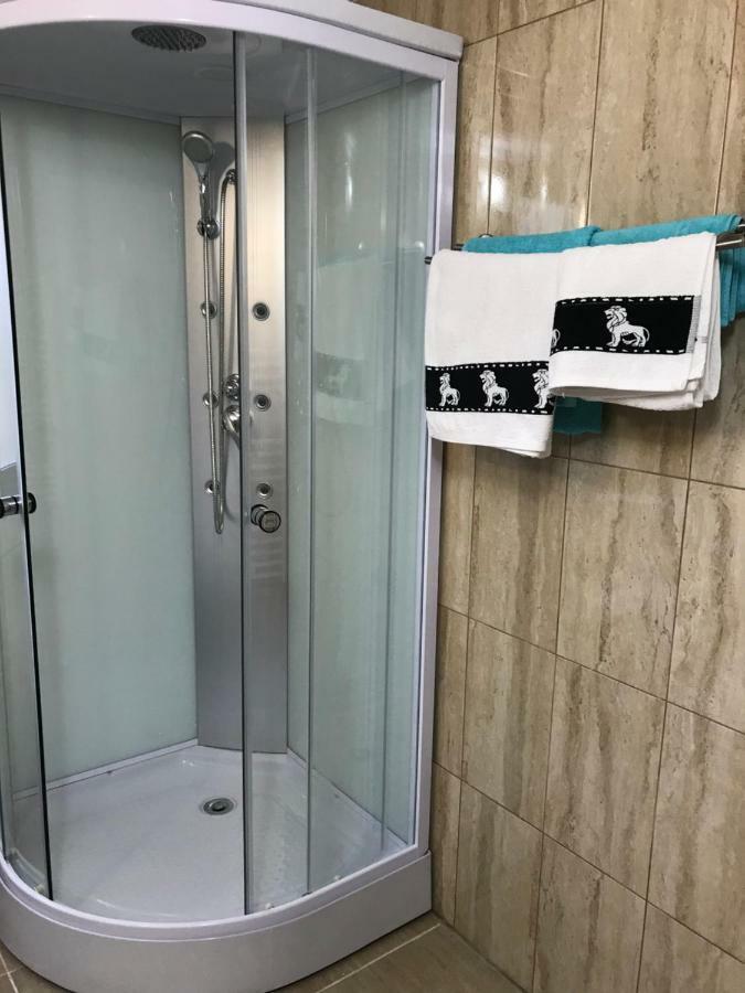 Upstairs Residence ทาร์กู จิอู ภายนอก รูปภาพ