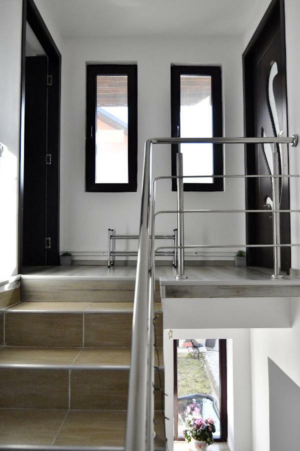 Upstairs Residence ทาร์กู จิอู ภายนอก รูปภาพ