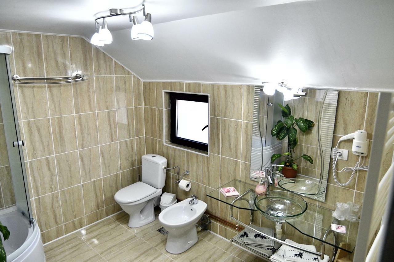 Upstairs Residence ทาร์กู จิอู ภายนอก รูปภาพ
