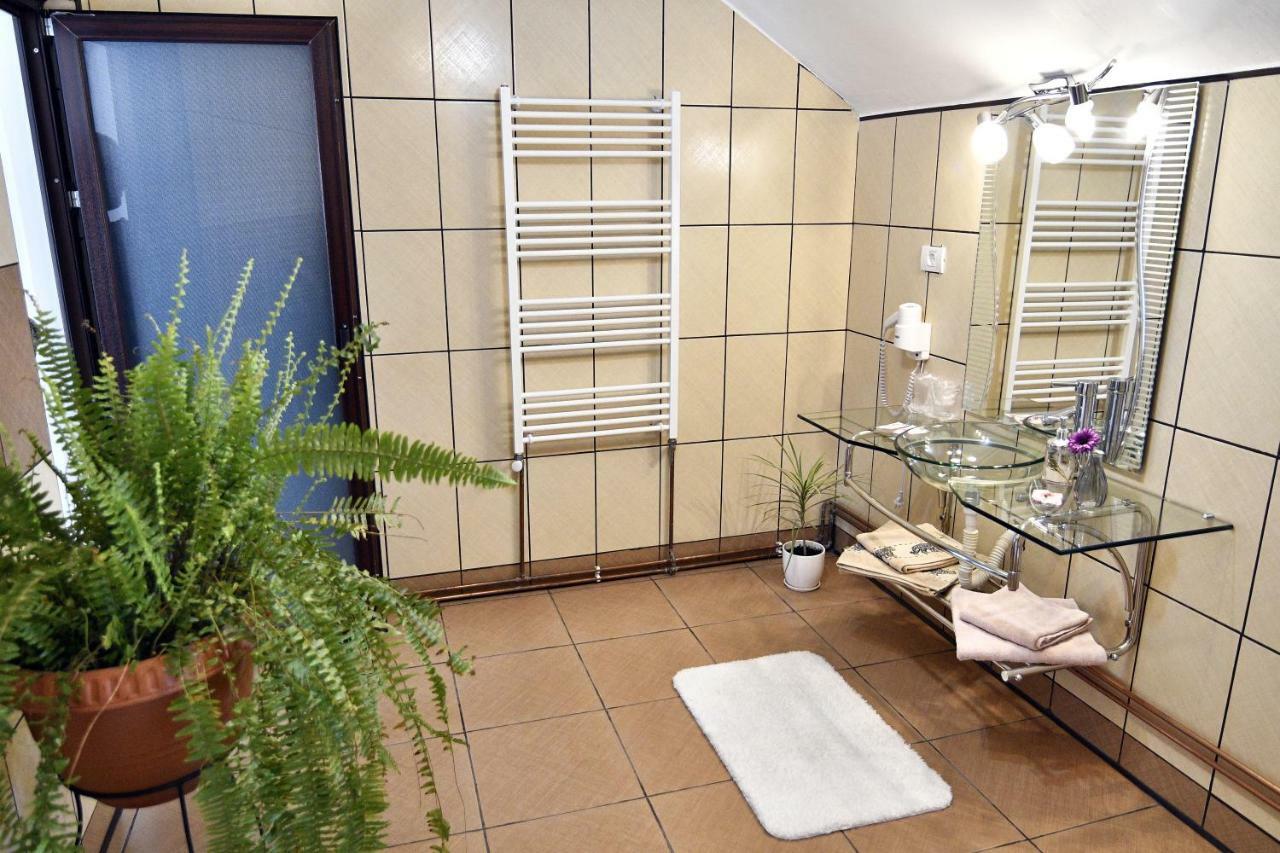 Upstairs Residence ทาร์กู จิอู ภายนอก รูปภาพ