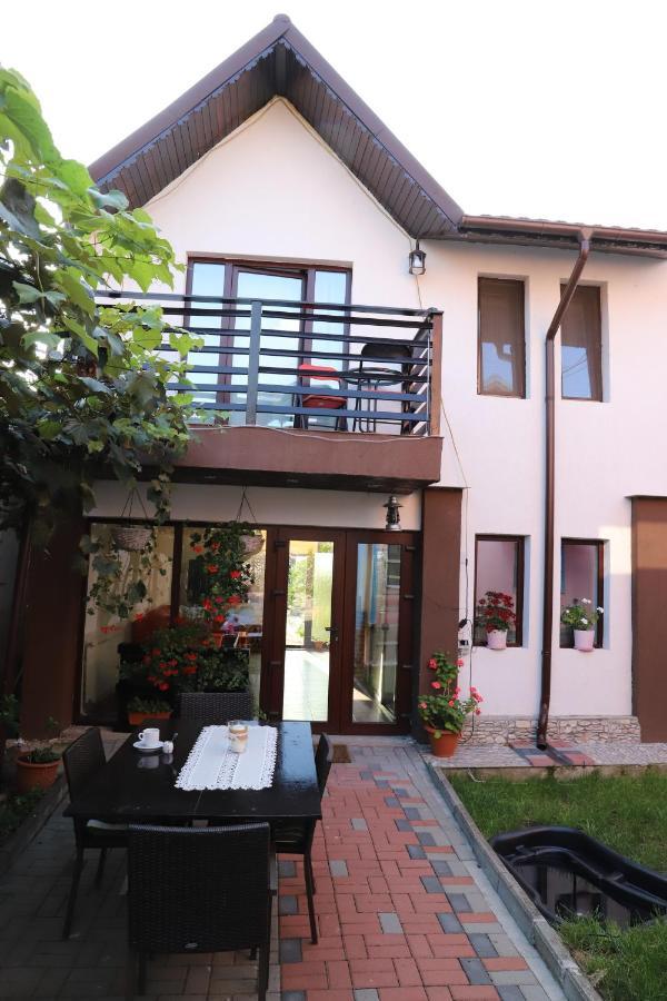 Upstairs Residence ทาร์กู จิอู ภายนอก รูปภาพ